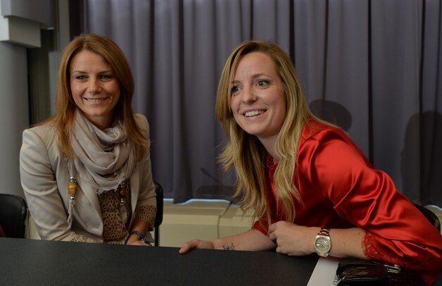 Elke Clijsters luisterde samen met Tania Prinsier de bekendmaking van de vrouwelijke nationale voetbalploeg als 'Red Flames' op.