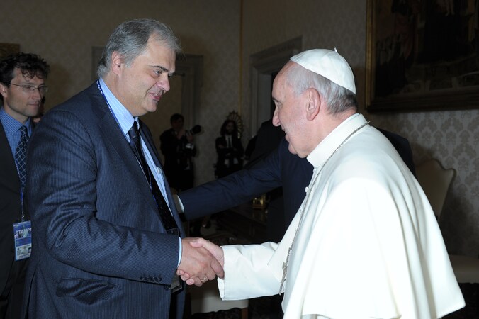 Onze redacteur Peter Verbruggen schudt de hand van Paus Franciscus.