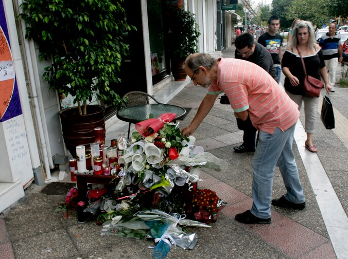 Mensen leggen bloemen neer op de plek waar vorige week de 34-jarige rapper werd doodgestoken door een lid van Gouden Dageraad.