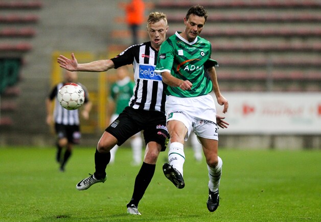 David Pollet en Stef Wils in actie tijdens de heenwedstrijd (2-0 voor Charleroi).