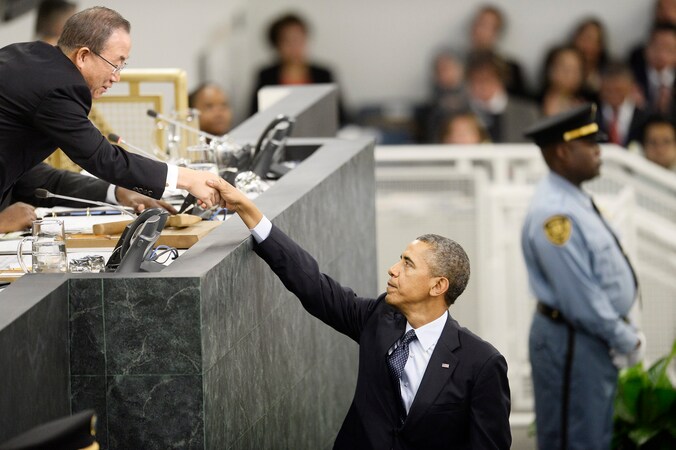 Ban Ki-Moon en Barack Obama schudden elkaar de hand.