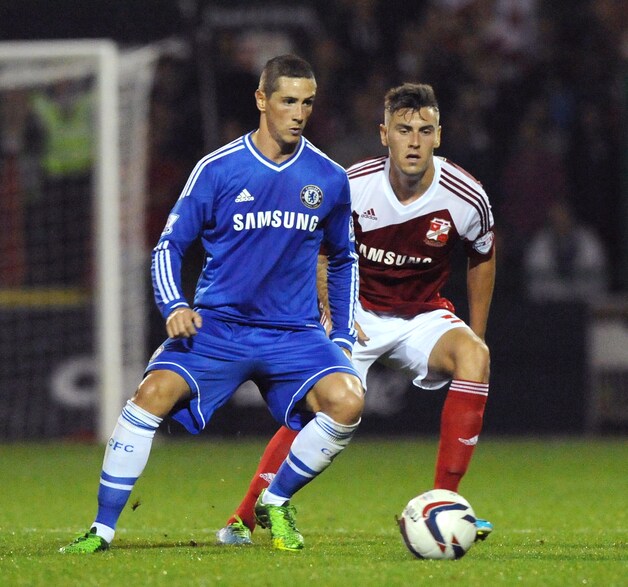 Fernando Torres (links) in actie namens zijn voormalig werkgever Chelsea FC