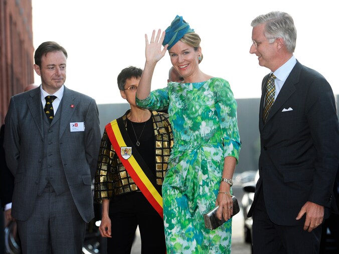 Burgemeester De Wever het kleedje van koningin Mathilde.