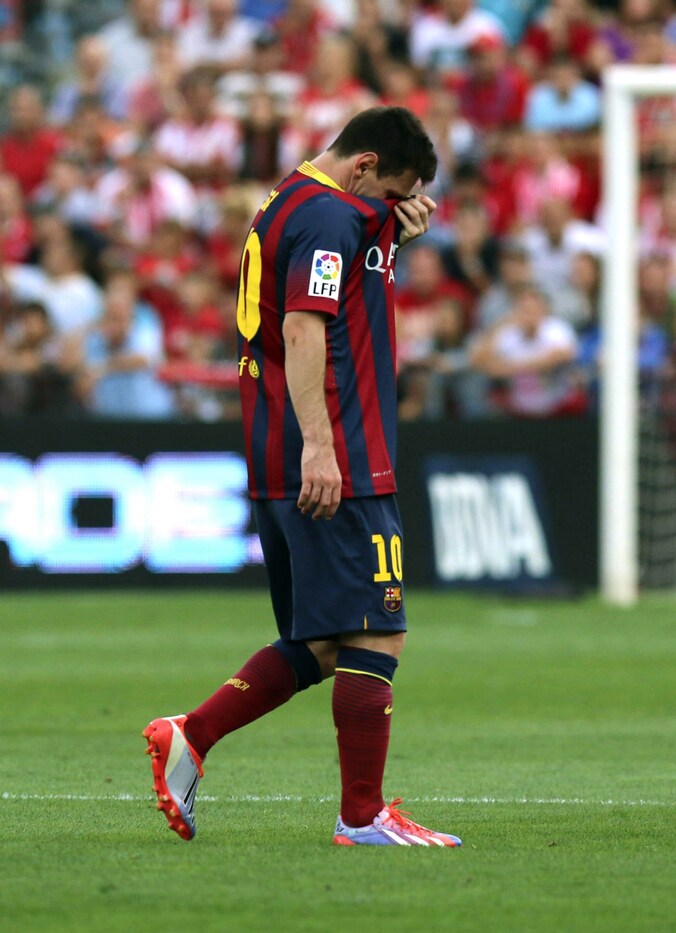 Lionel Messi verlaat het veld met een blessure.