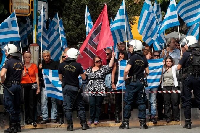 Aanhangers van Gouden Dageraad betuigen hun steun voor de gearresteerde partijleider Nicholaos Michaloliakos, voor het gerechtsgebouw in Athene.
