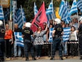 Aanhangers van Gouden Dageraad betuigen hun steun voor de gearresteerde partijleider Nicholaos Michaloliakos, voor het gerechtsgebouw in Athene.