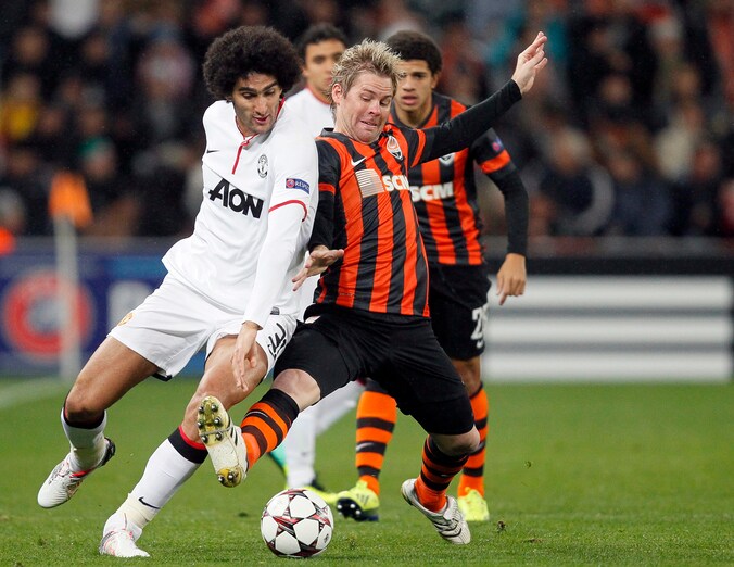 Shakhtar Donetsk, hier vorig seizoen in actie tegen het Manchester United van Marouane Fellaini, voelt de impact van de gespannen situatie in Oekraïne.