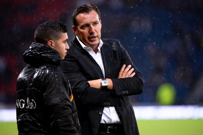 Zakaria Bakkali in overleg met bondscoach Marc Wilmots.