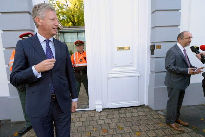 CD&amp;V-vicepremier De Crem en zijn sp.a-collega Vande Lanotte vanmorgen bij de start van het kernkabinet.