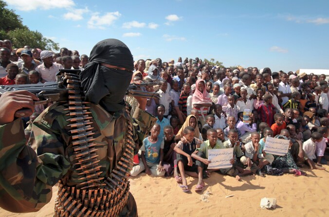 Een strijder van al-Shabaab tijdens een demonstratie in de buitenwijken van Mogadishu (Somalië), twee jaar geleden.