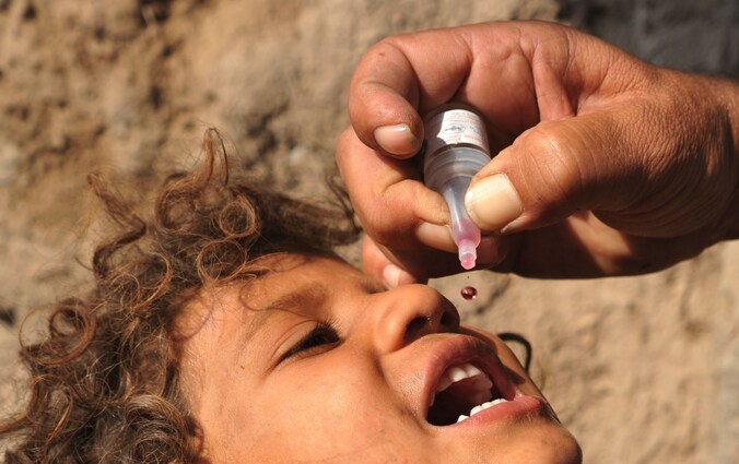 Een Afghaans kind krijgt het poliovaccin.