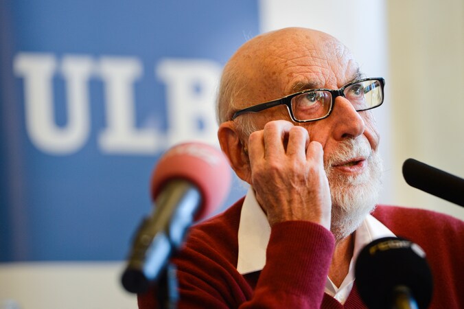 François Engert tijdens de persconferentie aan de ULB.