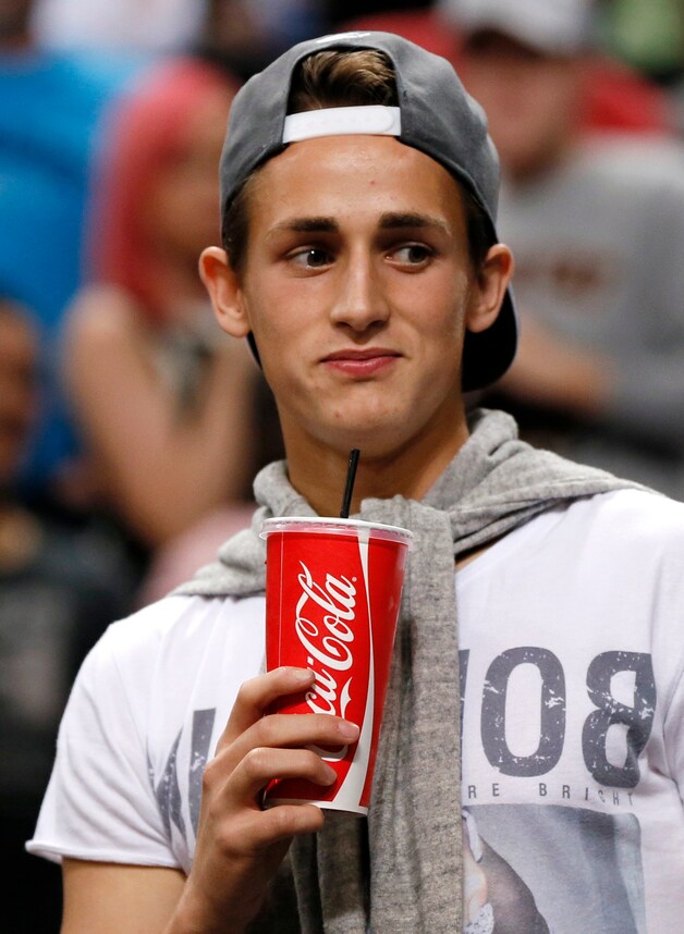 Januzaj volgde gisteren op uitnodiging van Rio Ferdinand een NBA-voorbereidingsduel tussen Oklahoma en Philidalphia in Manchester.