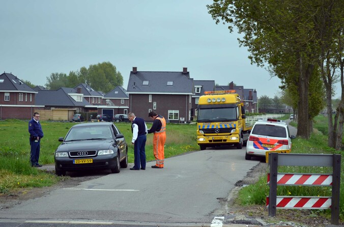 De politie doorzoekt auto van de 48-jarige Frank R.