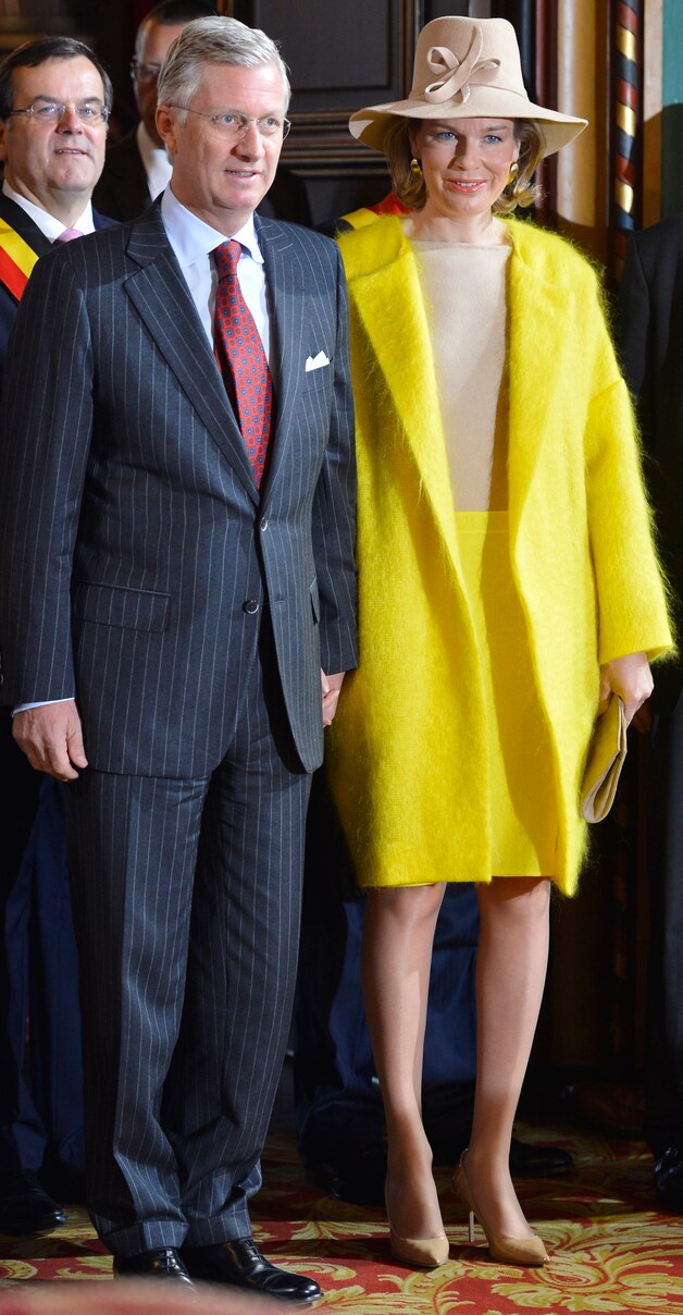 Koningin mathilde met de gele mantel van Branquinho.