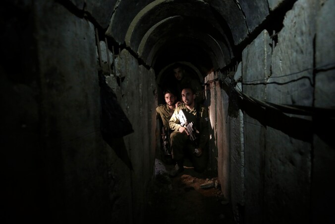 Israëlische militairen vorige week zondag in de door Hamas aangelegde tunnel tussen Gaza en Israël.