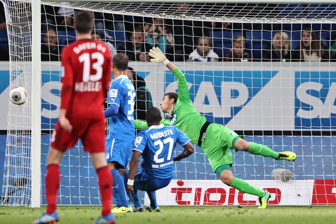 Kiessling verslaat Casteels met een kopbal (letterlijk) door het zijnet.