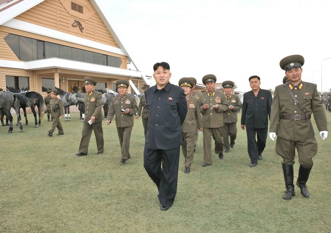 De Noord-Koreaanse leider Kim Jong-un met enkele van zijn volgelingen.