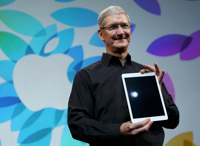 Volgens Isaacson staat Apple-CEO Tim Cook voor twee grote uitdagingen.