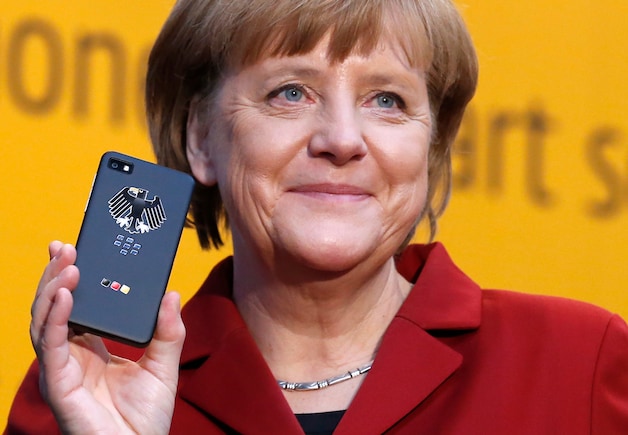 Angela Merkel met haar persoonlijke versie van de Blackberry Z10