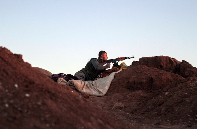 Archiefbeeld. Een Koerdische strijder houdt de wacht in Ras al-Ayn