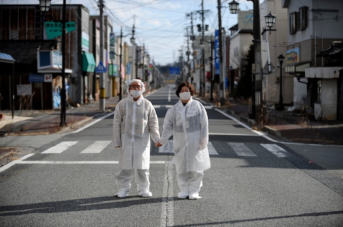 Een koppel in de verlaten straten van Fukushima na de tsunami van 11 maart 2011.