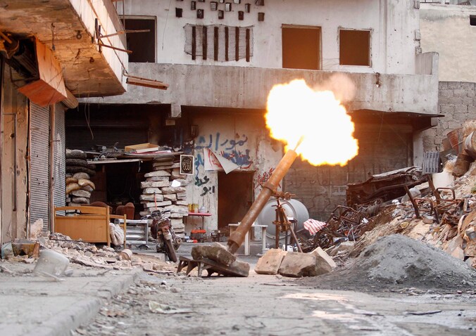 Een mortier van strijders het 'Vrije Syrische Leger' in Aleppo, eind 2013.