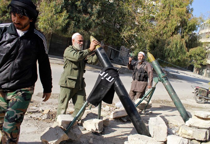 Leden van het Vrije Syrische Leger bereiden mortiervuur voor op 30 oktober.