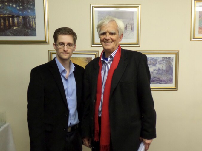 Klokkenluider Edward Snowden (L) vandaag met het Duitse bondsdaglid Hans-Christian Ströbele.