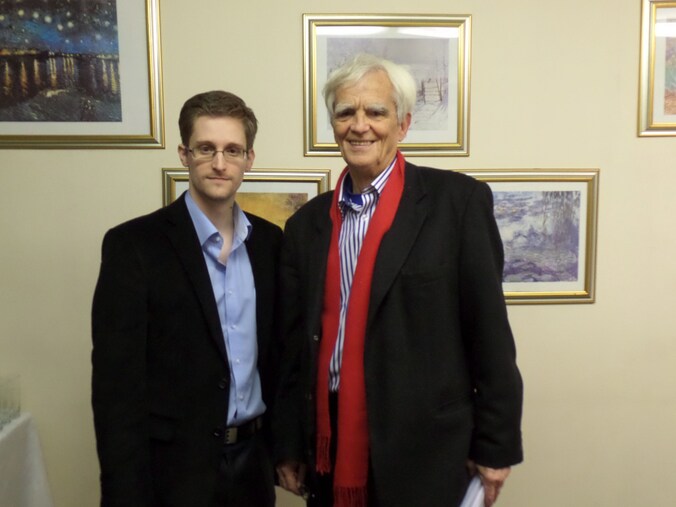 Edward Snowden en het Duitse parlementslid Hans-Christian Ströbele tijdens hun ontmoeting in Moskou.