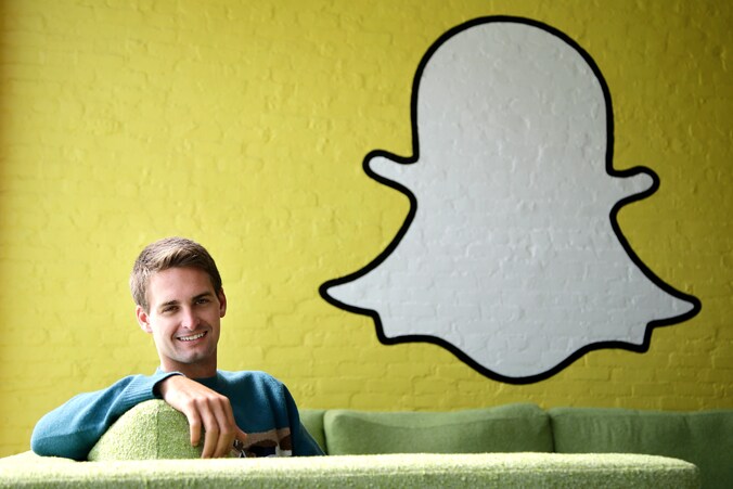 De oprichter van Snapchat, Evan Spiegel, wil op zijn minst tot eind volgend jaar wachten, omdat hij verwacht dat de chatapplicatie dan veel meer waard is.