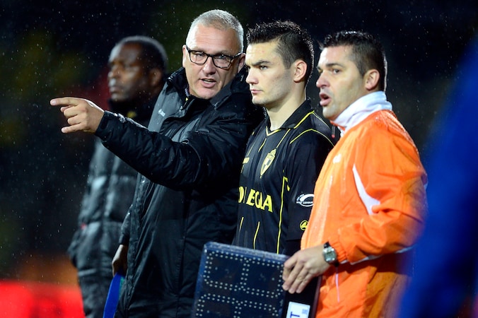 Eric Van Meir, hier met Tony Watt, is niet langer de assistent van Stanley Menzo (links).