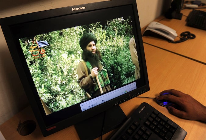Een journalist bekijkt een videoboodschap van Maulana Fazlullah in 2010.