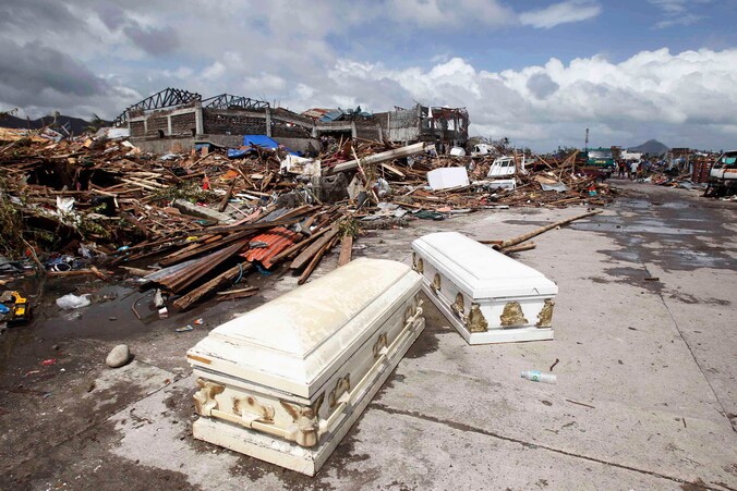 Lege doodskisten op straat in de zwaar getroffen stad Tacloban.