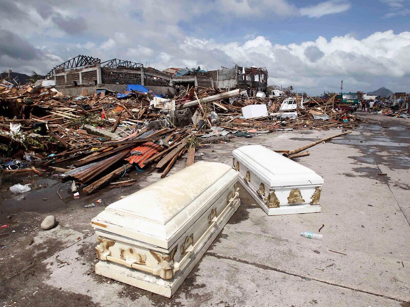 Lege doodskisten op straat in de zwaar getroffen stad Tacloban.