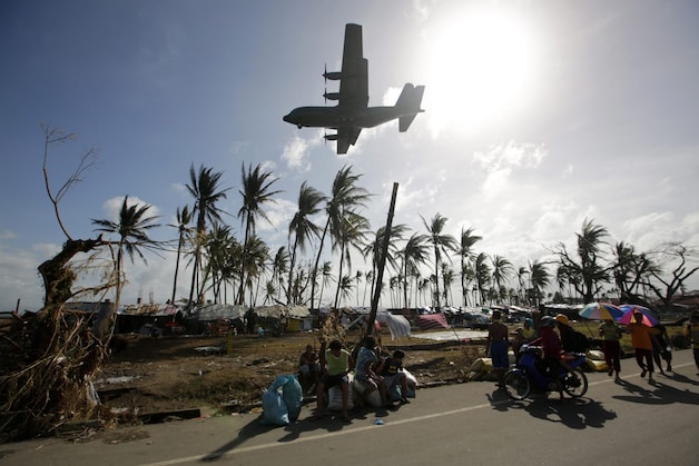 Een vrachtvliegtuig boven Tacloban.