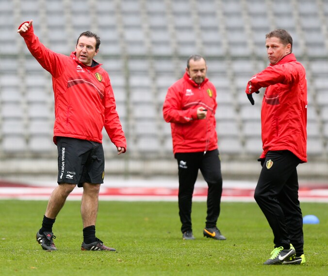 Fysiektrainer Mario Innaurato, hier tussen Wilmots en Borkelmans, zal voor de Duivels die bij hun clubs weinig aan spelen toekomen, een apart programma opstellen.