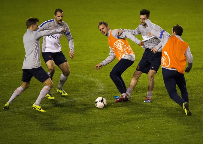 Siem de Jong (M) op de training bij Oranje.