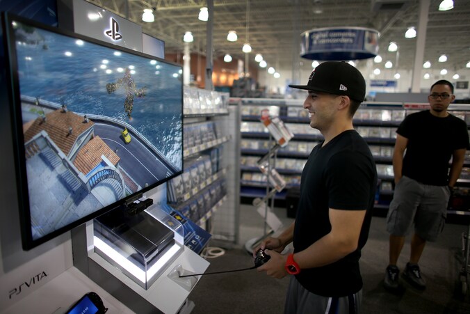 Een klant in een Best Buy-filiaal in Florida speelt met de nieuwe Playstation.