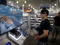 Een klant in een Best Buy-filiaal in Florida speelt met de nieuwe Playstation.