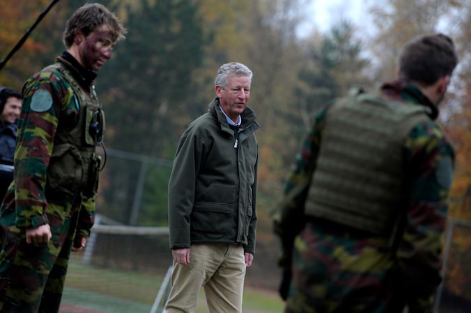 Defensieminister Pieter De Crem gaf zondag samen met enkele militairen turnles aan een tiental CD&amp;V-congresgangers in Lommel.