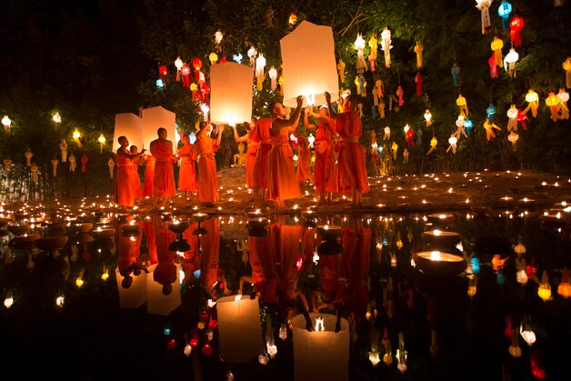 Boeddhistische monniken houden een ceremonie in Chiang Mai.