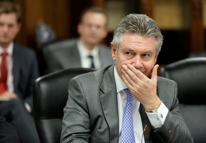 " Ik ben blij dat de zaak van de baan is en dat er een einde komt aan de vaudeville opgezet door meneer Anthonissen", aldus De Gucht in een reactie.