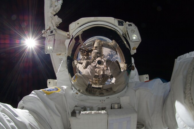 Een vele malen geretweete 'selfie' van de Japanse astronaut Aki Hoshide tijdens een ruimtewandeling bij het internationale ruimtestation ISS.
