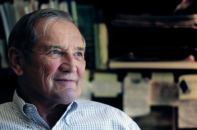 Het is gissen naar de reden voor de arrestatie van de 85-jarige Merrill Newman.