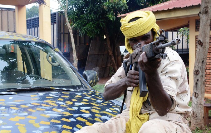 Een Seleka-strijder poseert in Bangui, afgelopen juli.
