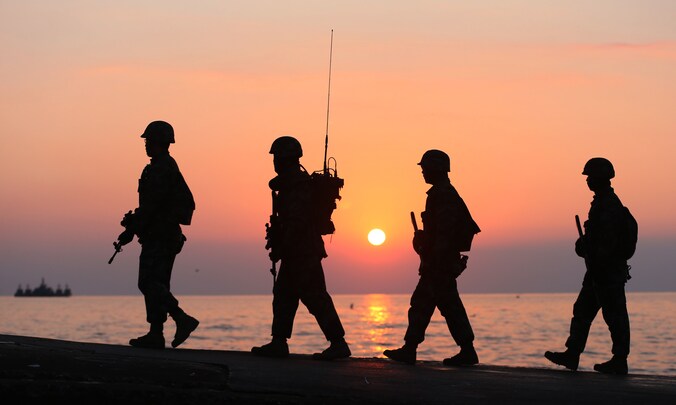 Zuid-Koreaanse militairen patrouilleren op het eiland Yeonpyeong.