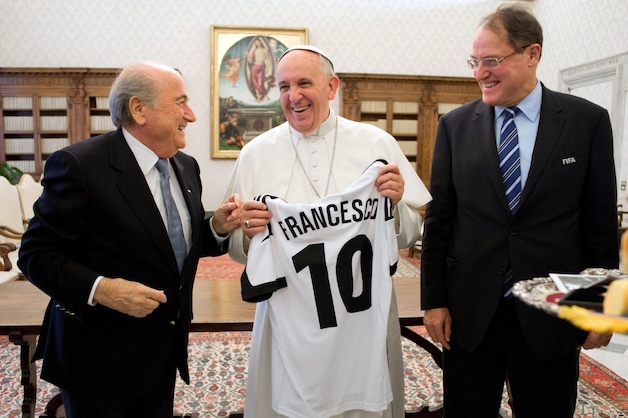 Blatter gaf naast een vaantje ook een gepersonaliseerd truitje.