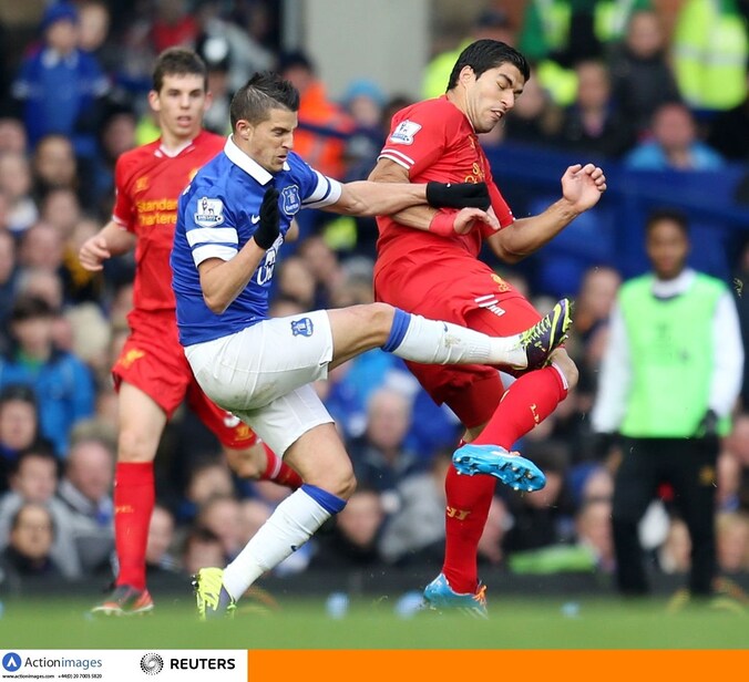 Mirallas raakte Suarez vol op de knie, maar kreeg slechts geel.
