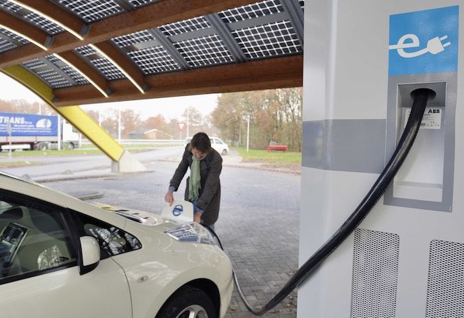 Door het winterse weer presteert de accu van de elektrische auto minder én de kachel is een stroomvreter.